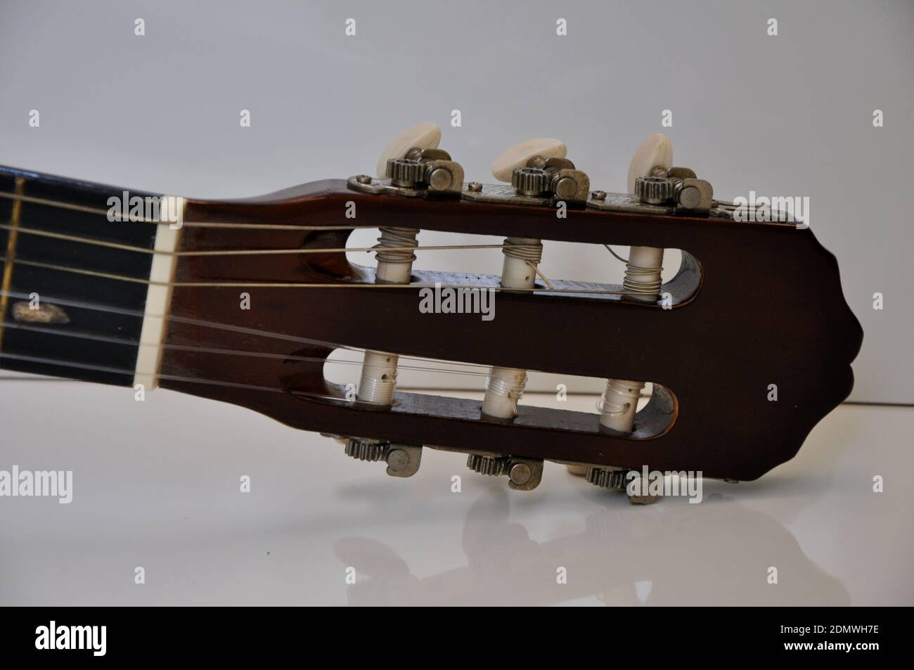 Tuning-Taste. Detail eines Teils einer Gitarre, mit Zoom-Foto, Nylon- oder Stahlsaiten, auf weißem Hintergrund, Brasilien, Südamerika Stockfoto