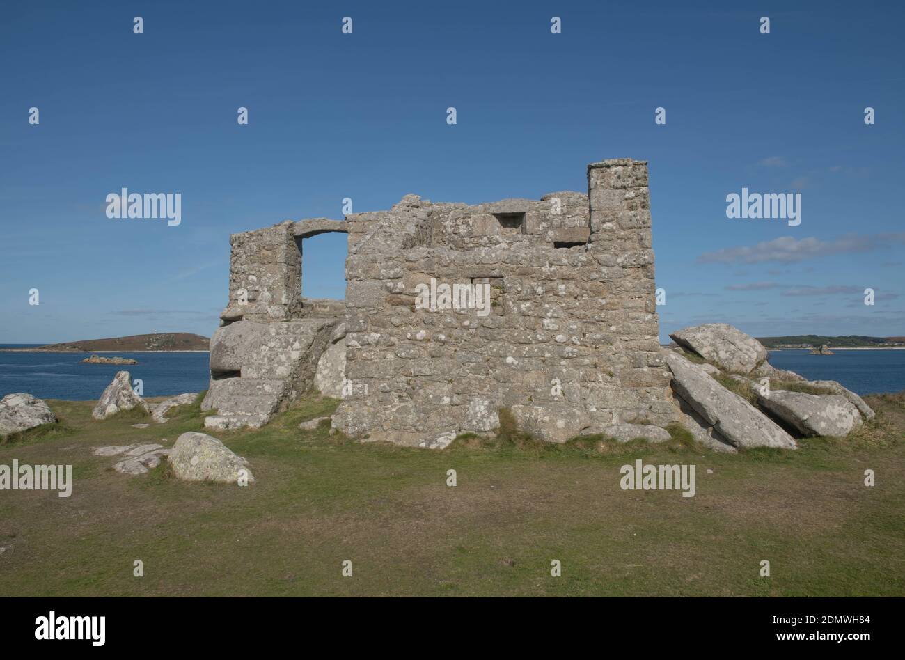 Ruinen der Steinbefestigung des alten Blockhauses an der Küste auf der Insel Tresco in den Inseln von Scilly, England, Großbritannien Stockfoto