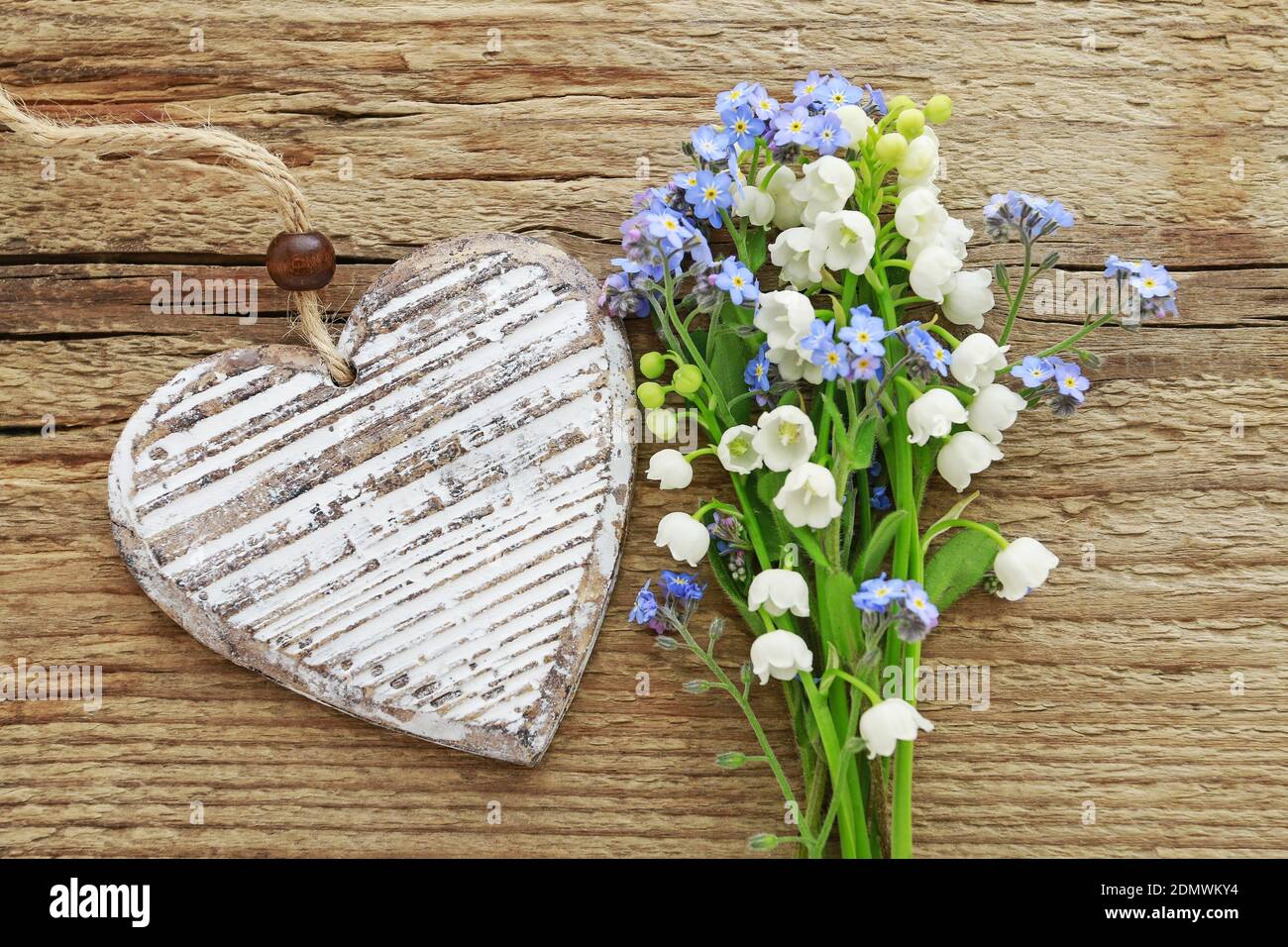 Blumenstrauß des Vergissmeinnicht und Maiglöckchen des Tales Blumen auf hölzernem Hintergrund, kopieren Raum Stockfotografie