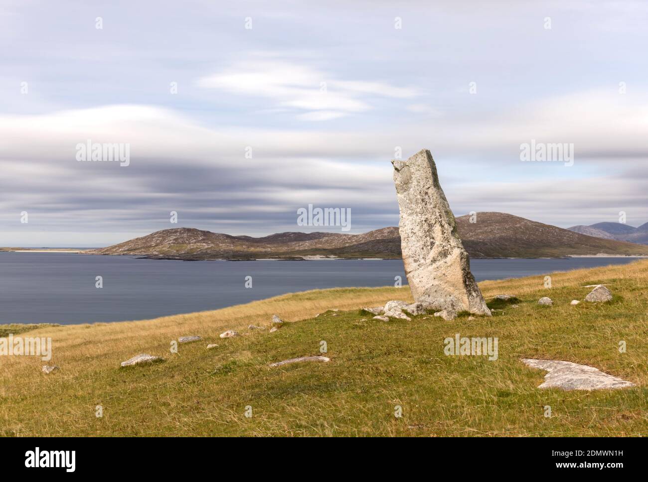 Macleod Standing Stone mit Taransay in der Ferne, Horgsabost, Isle of Harris Stockfoto