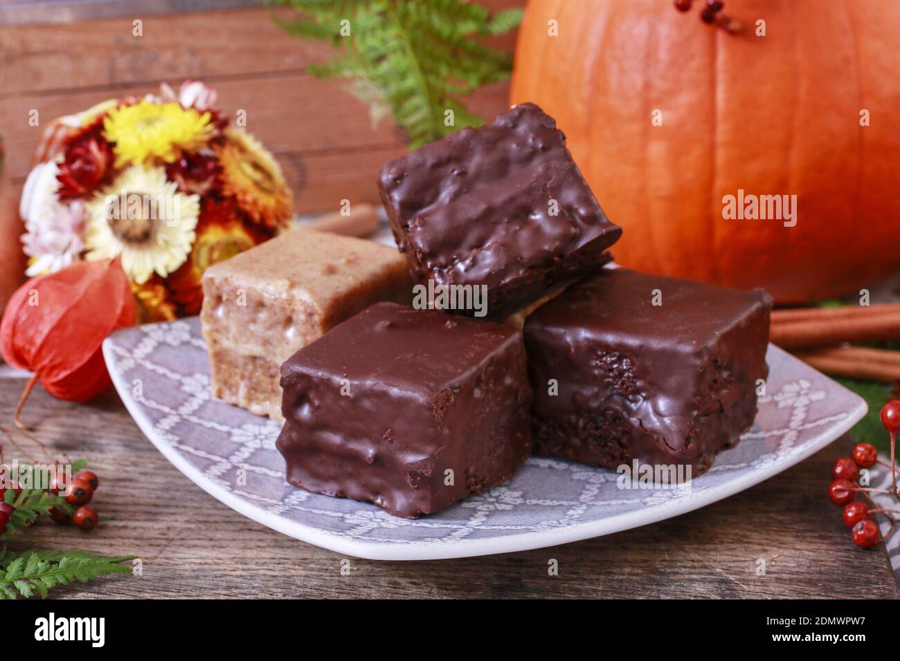 Gingerbread cubes in chocolate, sweet dessert, homemade cake. Stockfoto