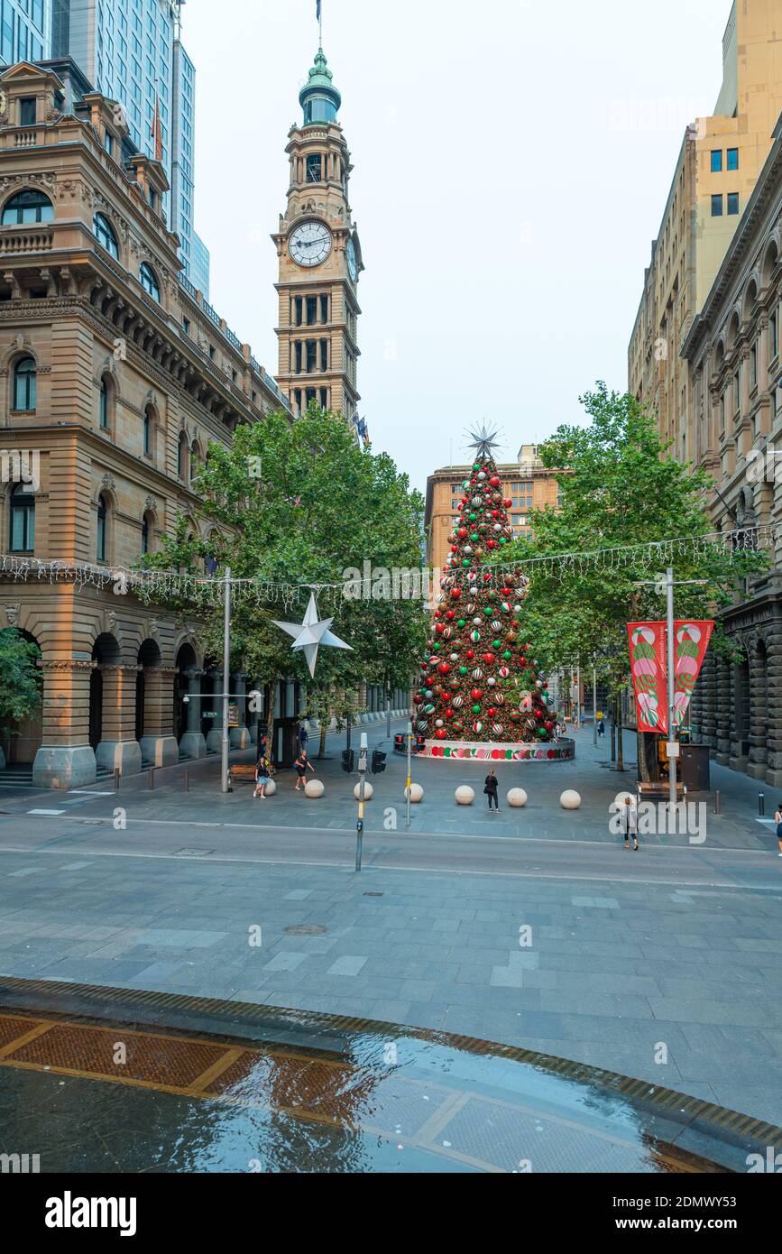 SYDNEY, AUSTRALIEN, 29. DEZEMBER 2019: Weihnachtsbaum am Martin Place im Zentrum von Sydney, Australien Stockfoto