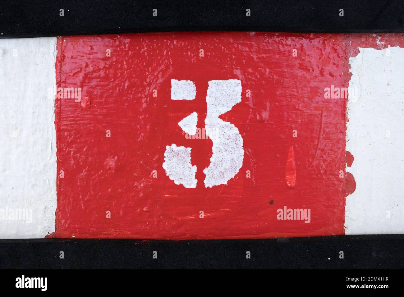 Abstrakte Zahl 3 in kräftigen Farben gemalt Stockfoto