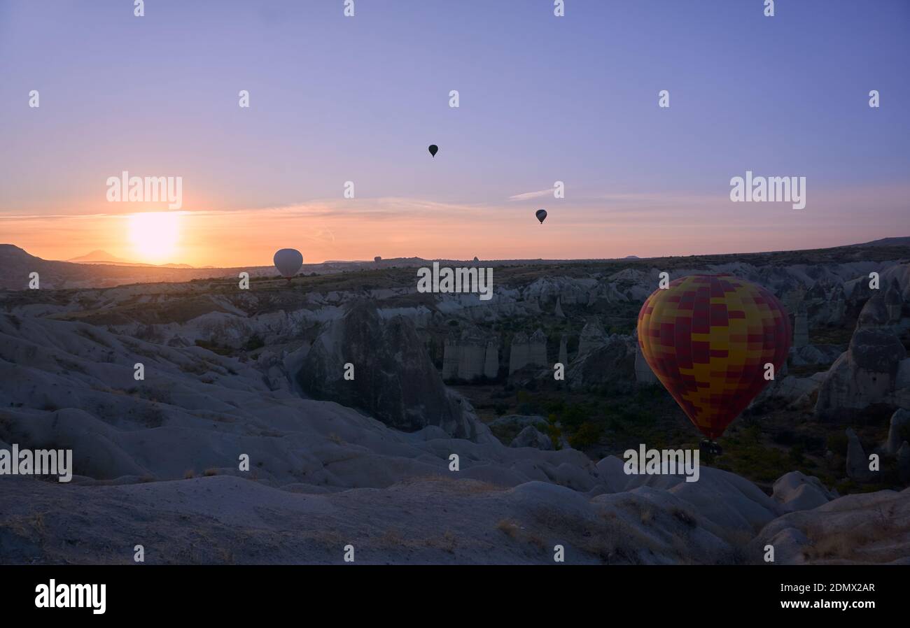 Heißluftballons bei Sonnenaufgang in Kappadokien, Türkei Stockfoto