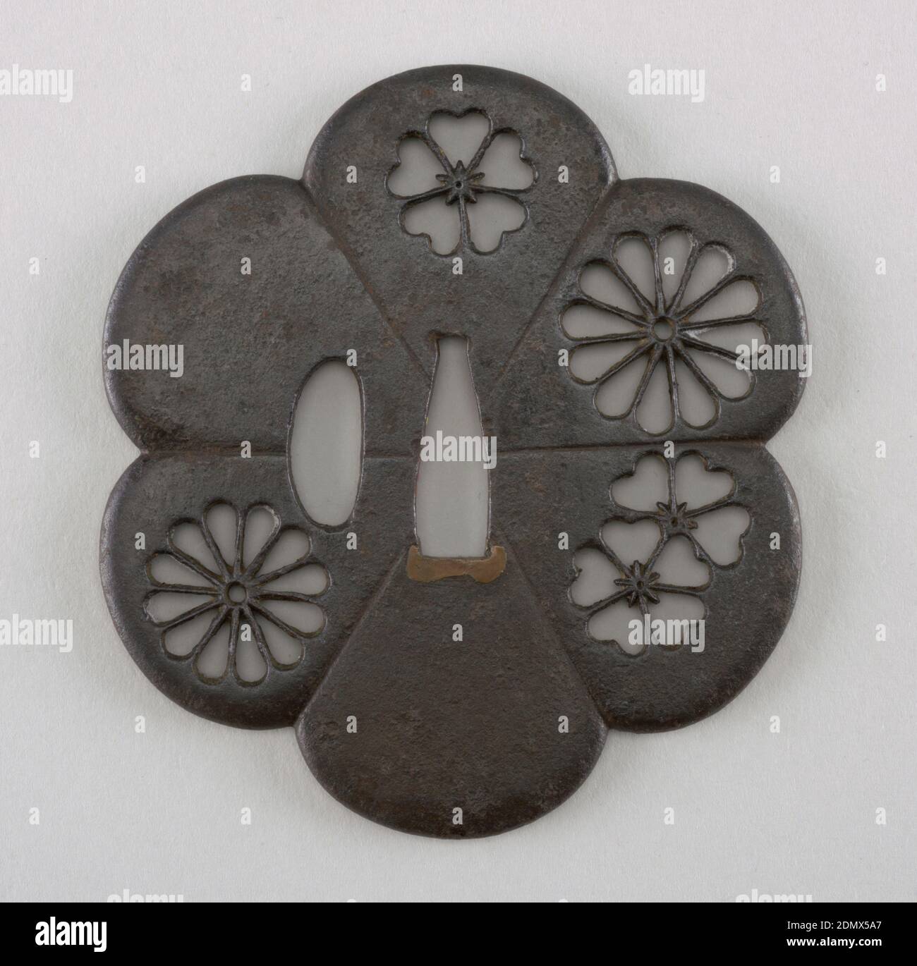 Tsuba, Eisen [tetsu], Eisen Tsuba (Schwertgriff) mit gefalztem Rand und blumenförmigen Piercings., Japan, 1596–1614, Metallarbeiten, Dekorative Künste, Tsuba Stockfoto