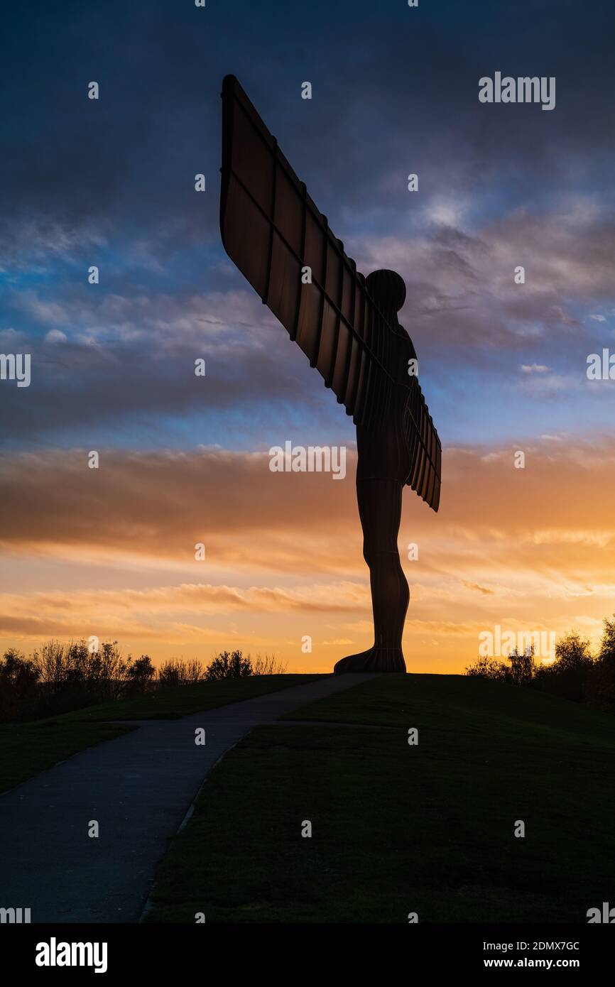 Ein Blick auf den Sonnenuntergang auf den in Gateshead ansässigen Angel of the North von Antony Gormley Stockfoto