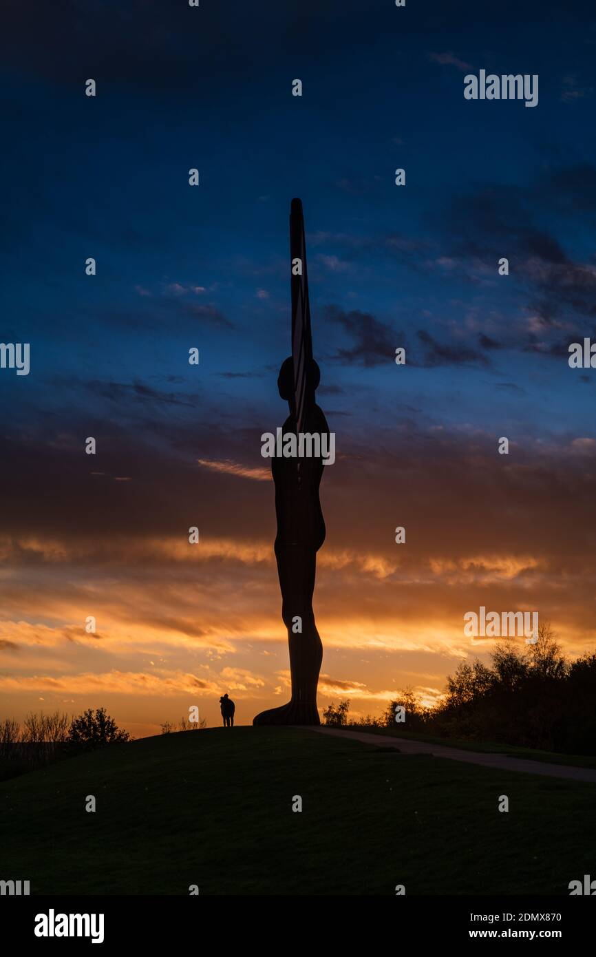 Ein Blick auf den Sonnenuntergang auf den in Gateshead ansässigen Angel of the North von Antony Gormley Stockfoto