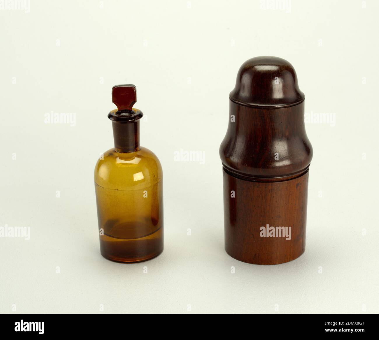 Flaschenkoffer und Deckel, Holz, gedreht, Nussbaum, Anfang des 19. Jahrhunderts, Dekorative Künste, Flaschenkoffer und Deckel Stockfoto