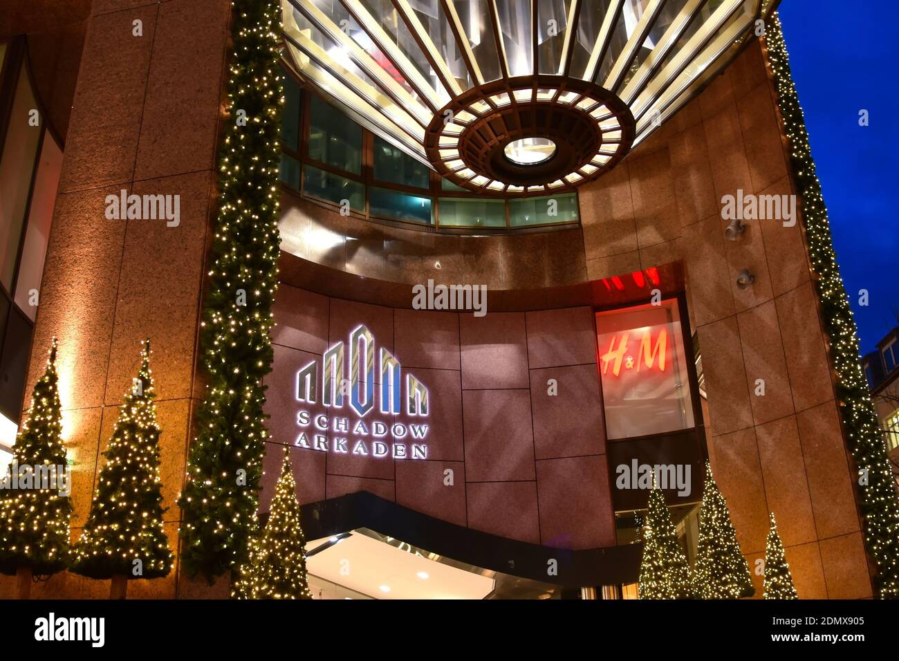 Nahaufnahme der modernen Fassade des Einkaufszentrums 'Schadow-Arkaden' in der Düsseldorfer Innenstadt mit weihnachtlicher Beleuchtung. Stockfoto