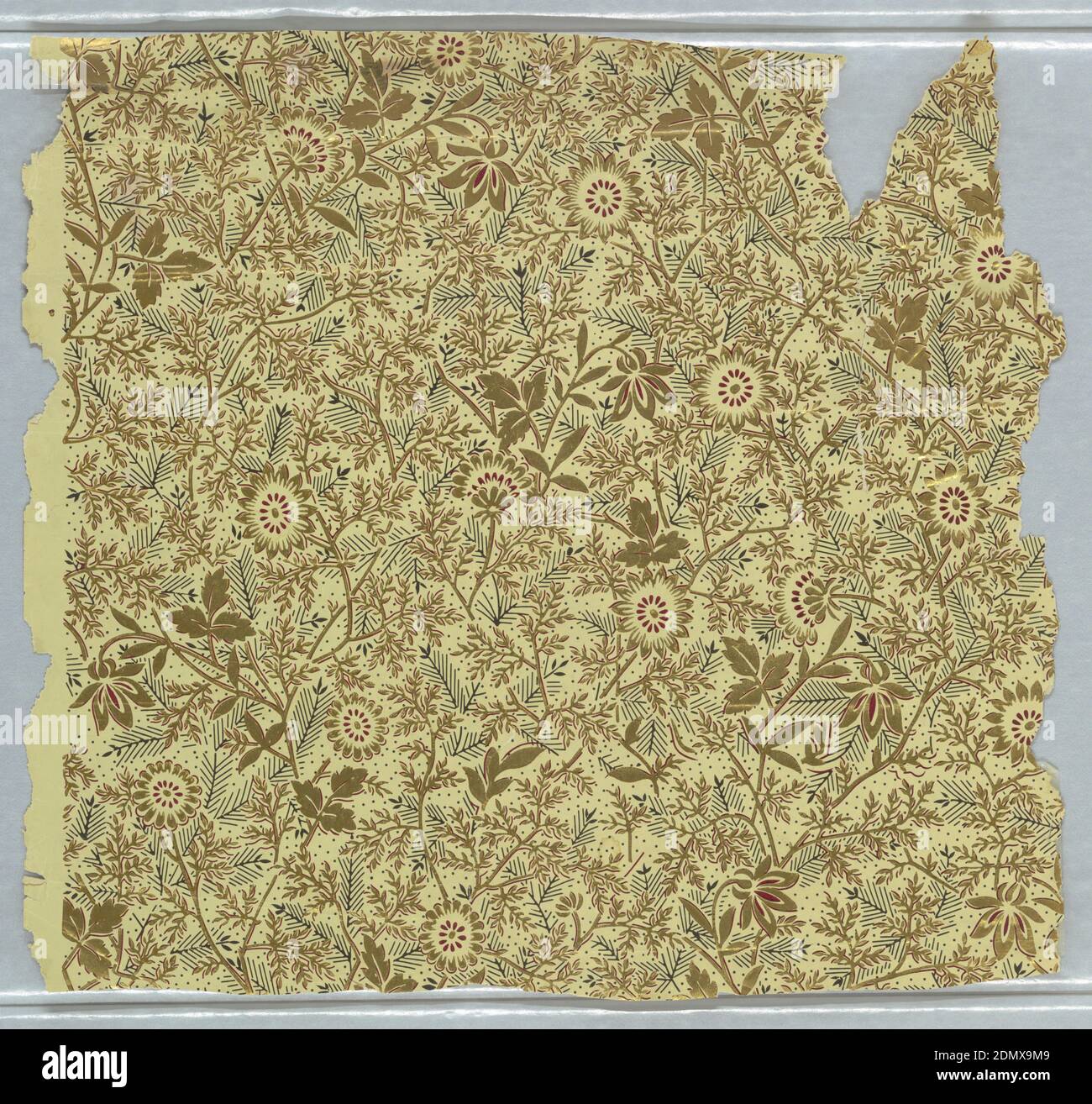 Seitenwand, Blockdruck, All-Over-Muster aus stilisierten Blumen und Laub. Gedruckt in Metallic-Gold, tiefrot und schwarz auf beigem Boden., USA oder England, 1870–90, Wallcoverings, Sidewall Stockfoto