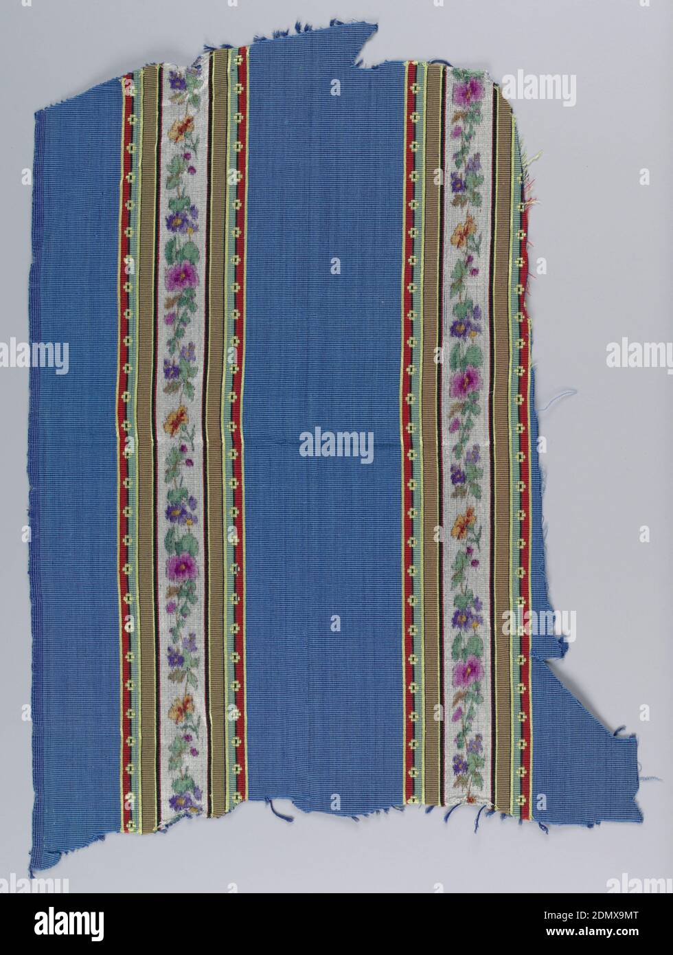 Fragment, Medium: Baumwolle, Seide Technik: Warp gedruckt, Fragment mit horizontalen Rippen hat vertikale Streifen in Königsblau, die mit schmalen vertikalen Streifen von braun, rot, schwarz, gelb und hellgrün, die einen floralen Streifen in einem chinè-Effekt umschließen abwechseln., USA, 1880, bedruckte, gefärbte & bemalte Textilien, Fragment Stockfoto