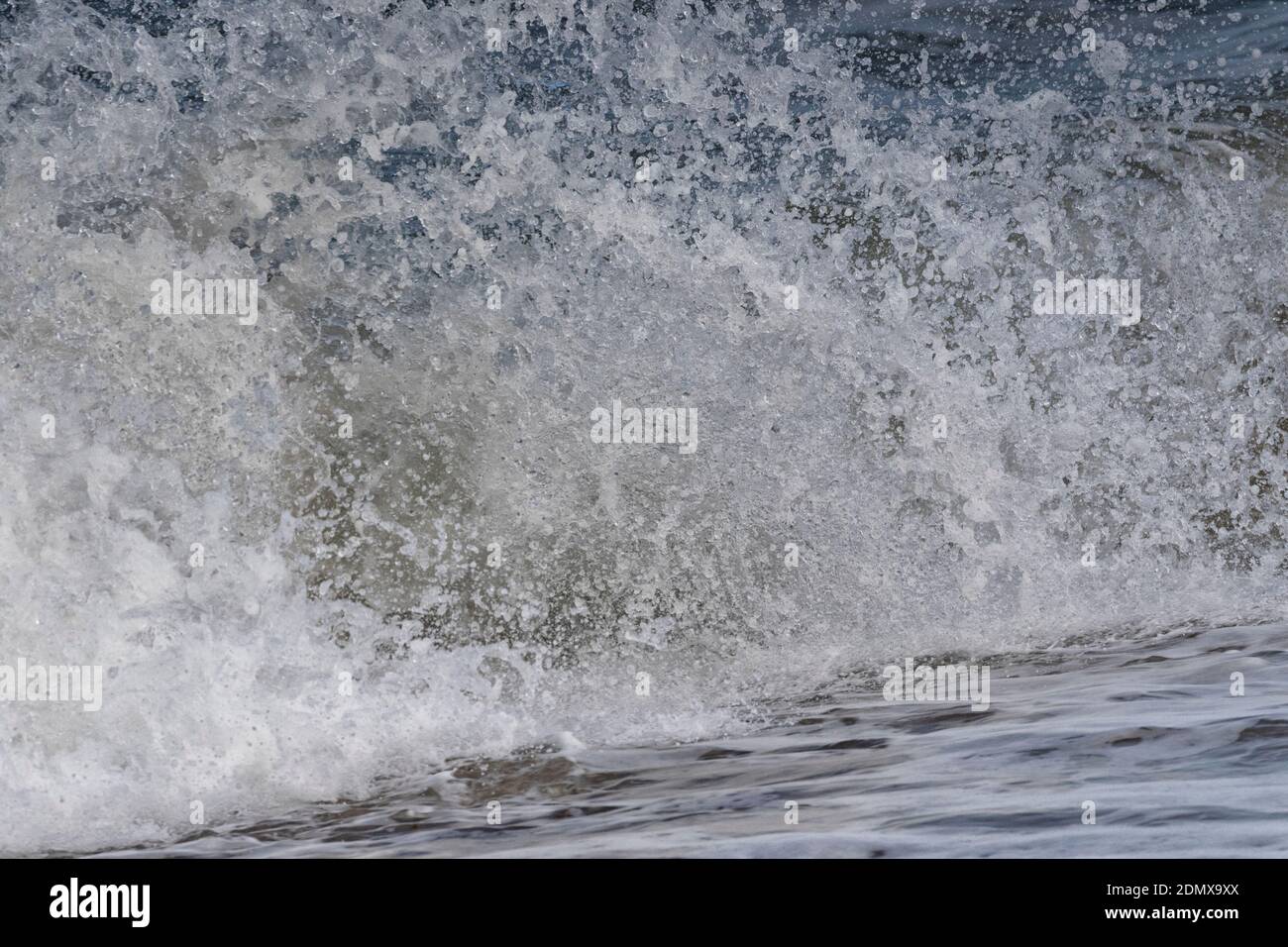 Wellen an der Nordnorfolkküste im Herbst, East Anglia, Großbritannien Stockfoto
