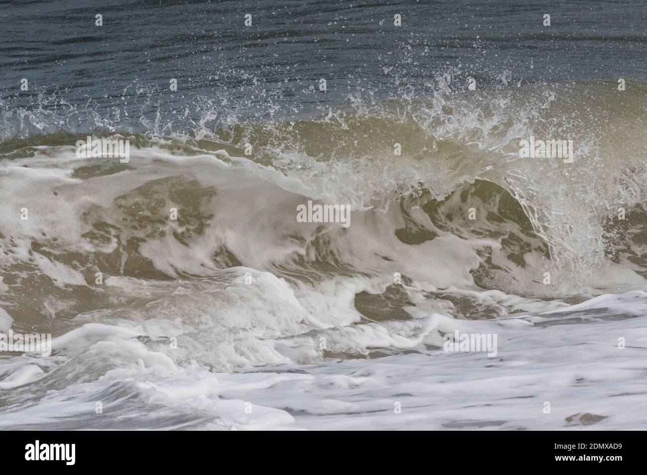 Wellen an der Nordnorfolkküste im Herbst, East Anglia, Großbritannien Stockfoto