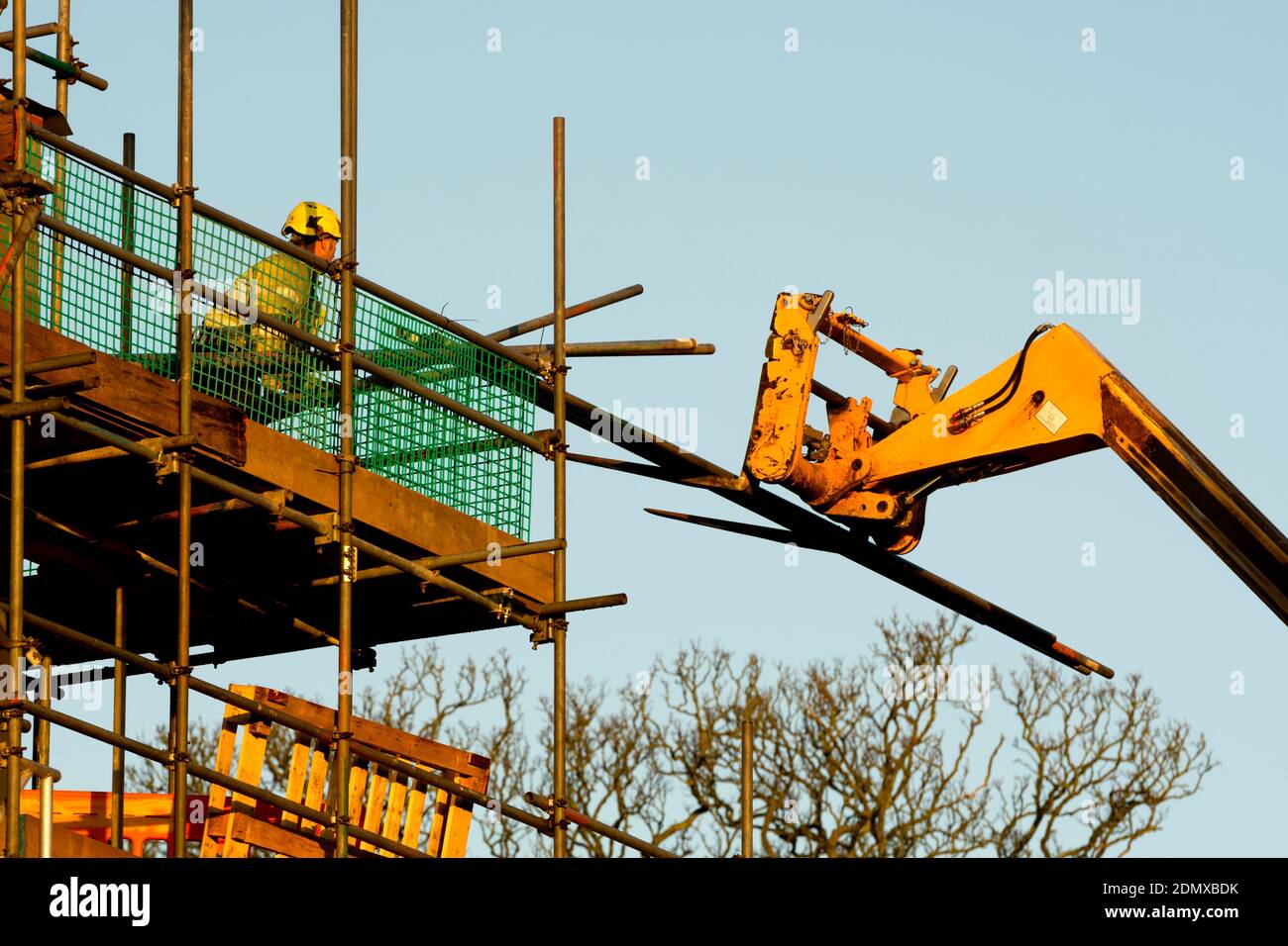 Bauarbeiter beim Entfernen von Gerüstmasten im neuen Priory Medical Center, Warwick, Großbritannien Stockfoto