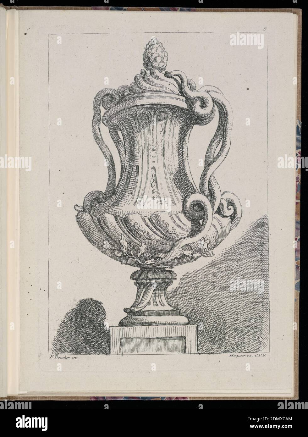 Teller 5, Livre de Vases (Buch der Vasen), François Boucher, französisch, 1703 – 1770, Gabriel Huquier, französisch, 1695–1772, Chez Le Pere et Avaulez, Paris, Frankreich, Radierung auf cremefarbenem Papier, Folio 5, Teller 5 einer Serie von 12. Design für eine Vase in Metall mit geschwungenen muschelförmigen Formen ausgeführt werden, auf einem Sockel platziert. Die Griffe und der Deckel bestehen aus den Windungen zweier Schlangen., Paris, Frankreich, 1738–72, Metallarbeiten, gebundener Druck, gebundener Druck Stockfoto