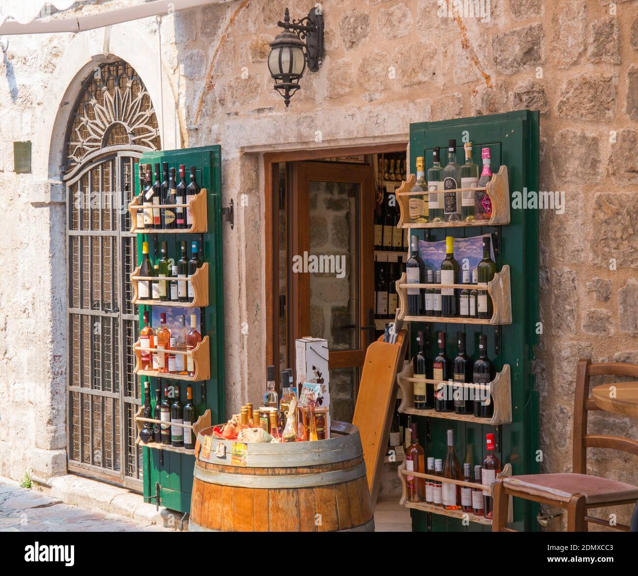 Kotor, Montenegro. Weinangebot vor dem traditionellen Weinladen im Herzen der Altstadt. Stockfoto