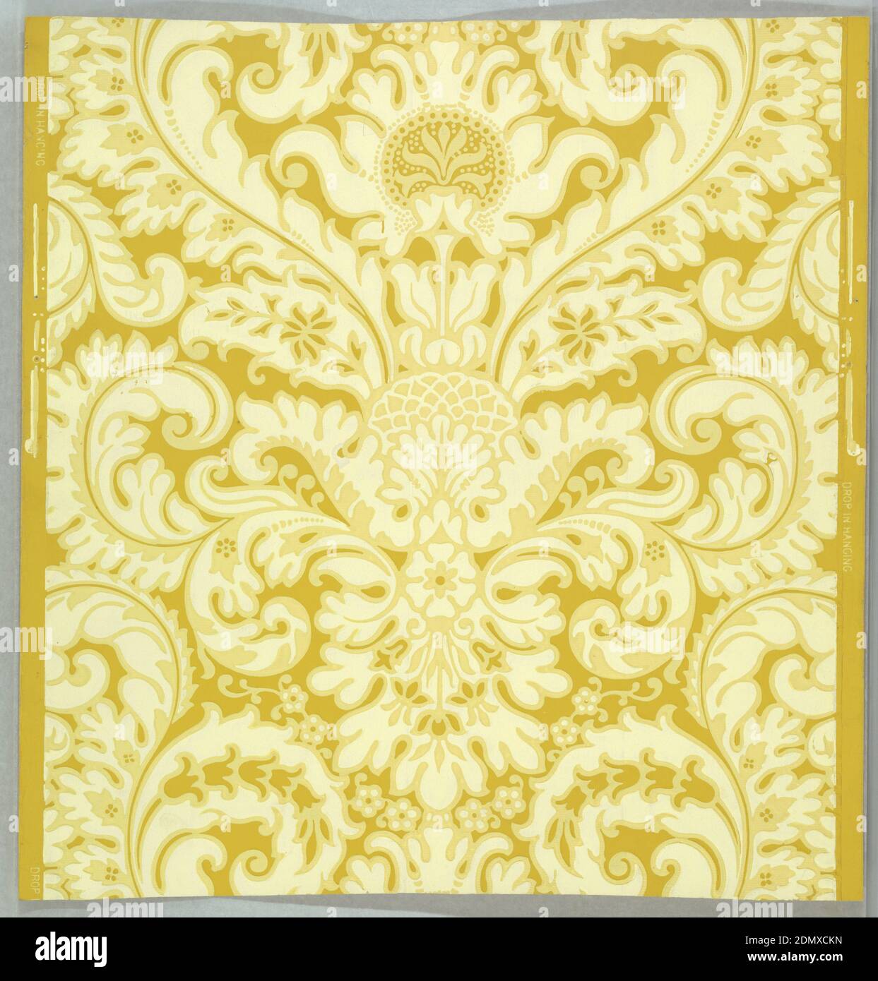 Seitenwand, Block-bedrucktes Papier, geprägt, groß scale scrollende Akanthus Blätter bilden zentrale vertikale Design. Gedruckt in off-white auf ockerfarbenem Boden., England, 1875–1900, Wallcoverings, Sidewall Stockfoto