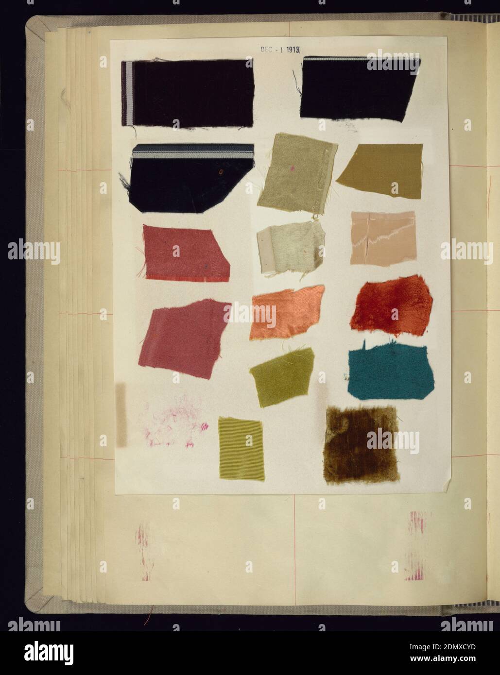 Musterbuch, Herman A. Elsberg, (amerikanisch, 1869–1938), Medium: Papier, Seide, Wolle, Musterbuch mit Papierblättern in grauem Stoffeinband gebunden. Das Buch hat siebenundneunzig Seiten, auf denen sich Muster von Seide und Wollmaterialien sowie Seide und Samtbänder befinden. Die Seiten werden mit Daten zwischen dem 22. November 1912 und dem 18. Oktober 1916 geführt. Enthält Musterblätter von J. Claude Frères, die auf mehreren Seiten des Buches eingeklebt werden., Frankreich, 1912–1916, Musterbücher, Musterbuch Stockfoto