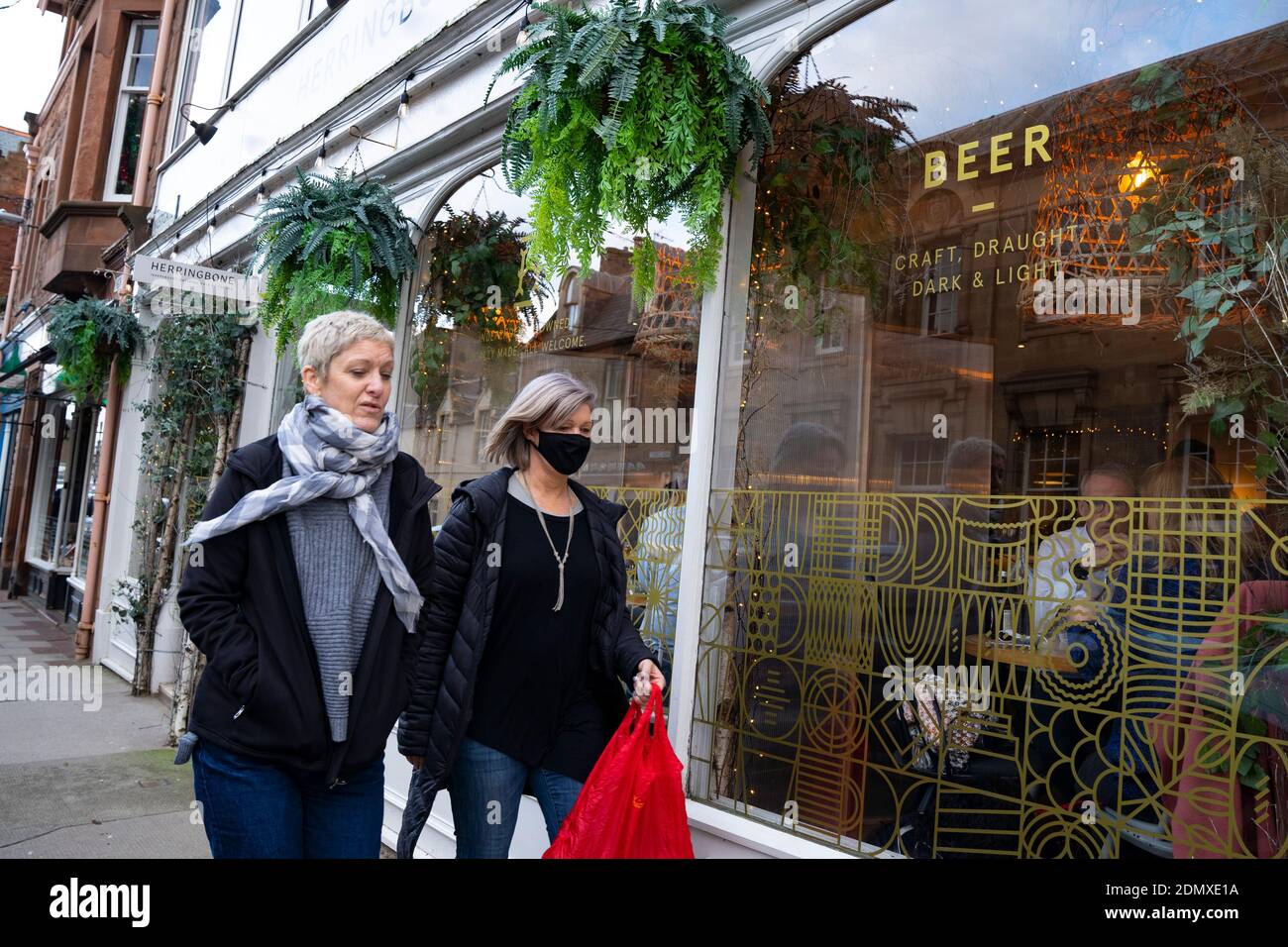 North Berwick, Schottland, Großbritannien. 17 Dezember 2020. Die schottische Regierung stellt fest, dass East Lothian ab Freitag, dem 18. Dezember, von Stufe 2 auf Stufe 3 abschalten wird. Das bedeutet, dass Restaurants und Bars keinen Alkohol verkaufen dürfen. Bild; Frauen gehen an der Herringbone Bar und Bistro in North Berwick vorbei. Iain Masterton/Alamy Live News Stockfoto