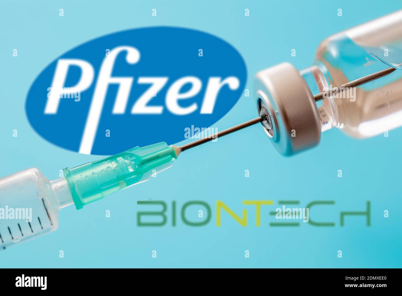 Athen, Griechenland. Dezember 17, 2020. Pfizer und BioNTech Logos auf blauem Hintergrund. Covid19 Impfstofffläschchen und Spritze, Coronavirus-Immunisierungskonzept Stockfoto