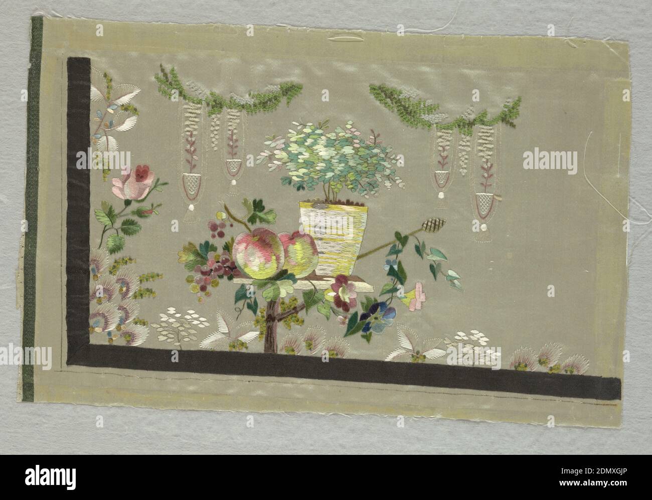 Verkaufsproben, Medium: Seide Technik: Stickerei mit Satin, Stiel und Knoten Stiche auf Satingewebe Label: Seidenstickerei mit Satin, Stiel und Knoten Stiche auf Seidensatin Webart, schwarze Seidenband Applikation, Verkäufer Proben für gestickte Westen. Weißer Satin in bunten Seiden mit Designs eines rustikalen Tischset mit einer Pflanze und Obst (Komponente A) und einem schattigen Weg mit Balustrade, die zu malerischen Ruinen führt (Komponente b) gearbeitet., Frankreich, Ende des 18. Jahrhunderts, Stickereien & Nähte, Verkäufer Proben Stockfoto