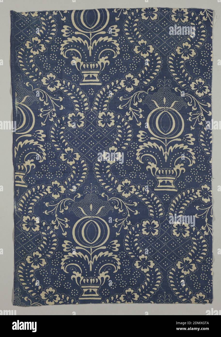 Textil, Medium: Baumwolle Technik: Resist-gedruckt auf Leinwandbindung, symmetrisches vertikales Muster von Urnen und sehr stilisierten Blumen in einem Rahmgerät, mit kleinen Windel- und Blumenmustern im Boden, in Elfenbein auf Indigoblau., Frankreich, 18. Jahrhundert, bedruckte, gefärbte & bemalte Textilien, Textil Stockfoto