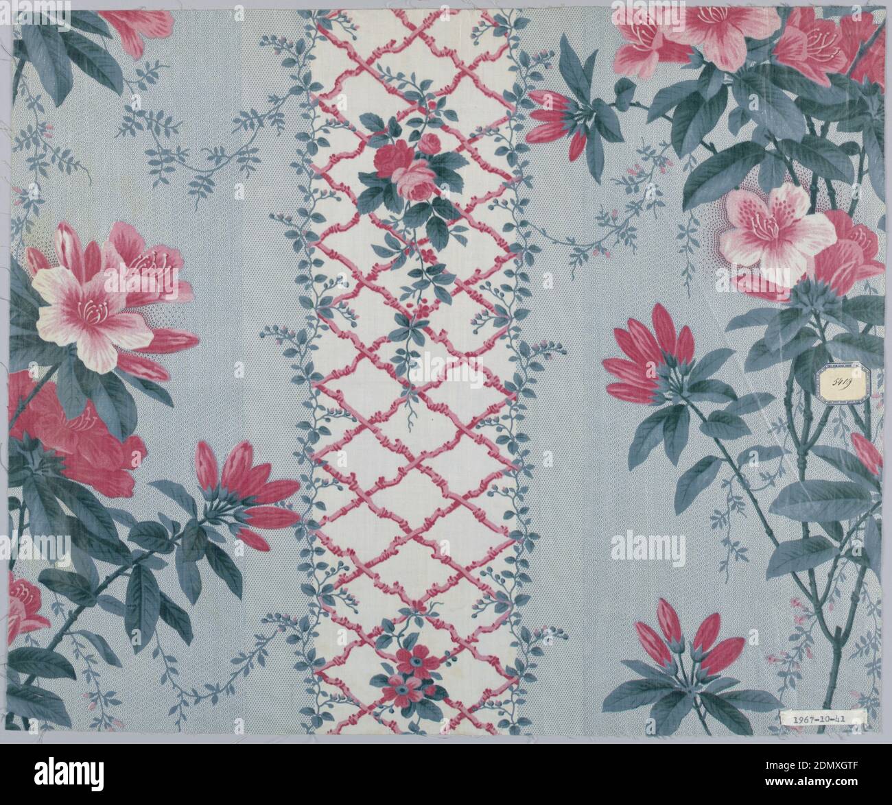 Textil, Medium: Cotton Technik: Bedruckt mit gravierten Rollen und Block bedruckt, zwei breite Streifen, molette in blau in minutiösen Punktmustern gedruckt, werden durch einen schmaleren Streifen getrennt, bestehend aus einem rosa Gittermuster und kleinen rosa und grünen Blumensprays auf weißem Grund. Auf dem blauen molette-Boden überdruckt sind natürliche Skala, realistische Azaleen-Blüten und Laub in Rosa und Grün., 1851–63, bedruckte, gefärbte & bemalte Textilien, Textil Stockfoto