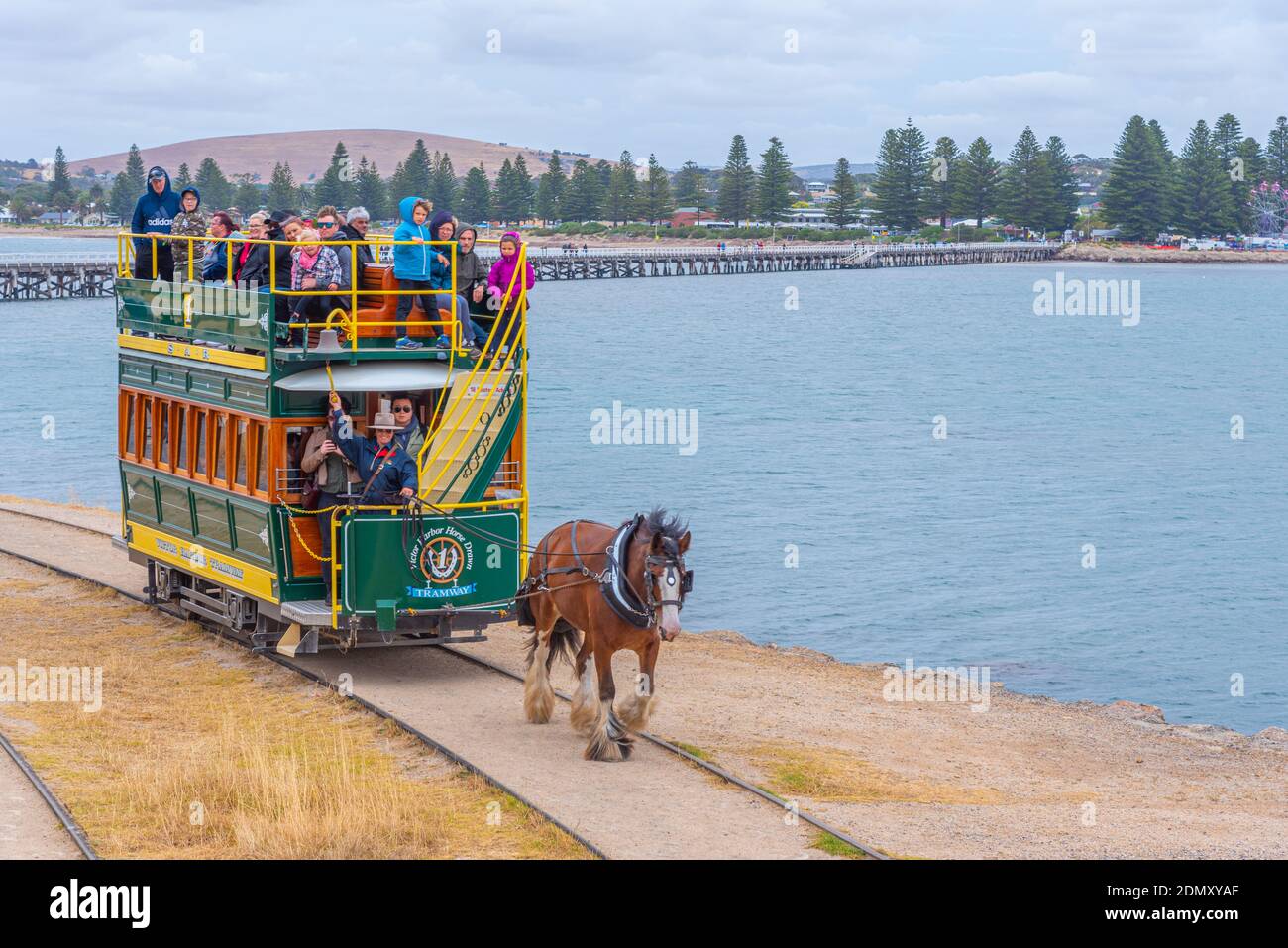 VICTOR HARBOR, AUSTRALIEN, 5. JANUAR 2020: Pferdestraßenbahn auf einem hölzernen Damm in Victor Harbor, Australien Stockfoto