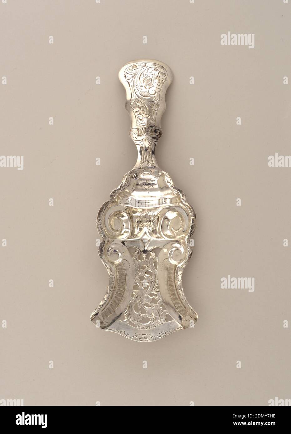 Sieblöffel, J. M. van Kempen and Sons, gegründet 1835, gestempelt hell-geschnittenes Blatt Silber, Glockenform Schaufel-ähnliche Schale zweimal gestempelt mit Rollen durch durchbohrte zentrale Platte aus scrollenden Blatt Arabesken geteilt. Schale mit geformtem, gravierter Flanschrand. Kurzer, leicht geschwungener Griff mit eingravierten Blattrollen., Niederlande, 1853, Besteck, Dekorative Kunst, Sieblöffel Stockfoto