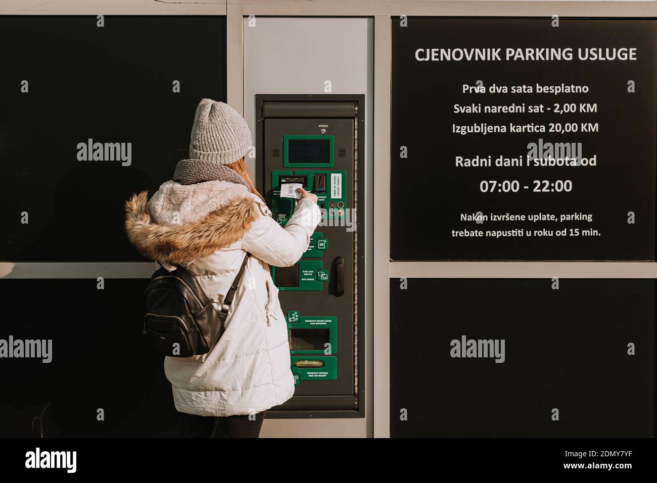 Sarajevo, Bosnien und Herzegowina - 12.16.2020: Frau zahlt Parkschein auf Automat Stockfoto