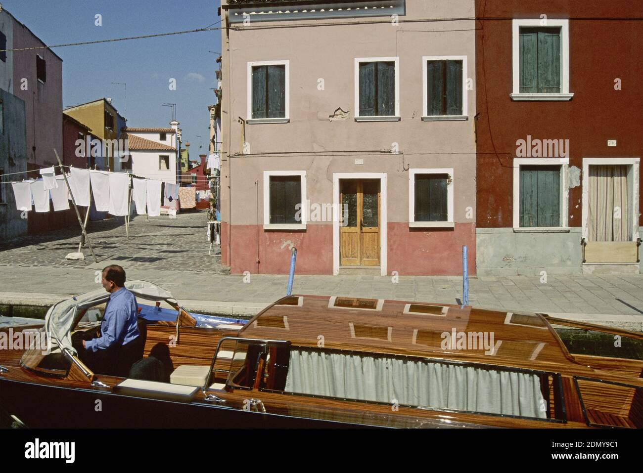 Wassertaxi und bunten Häusern in Burano Insel Lagune von Venedig Italien Stockfoto