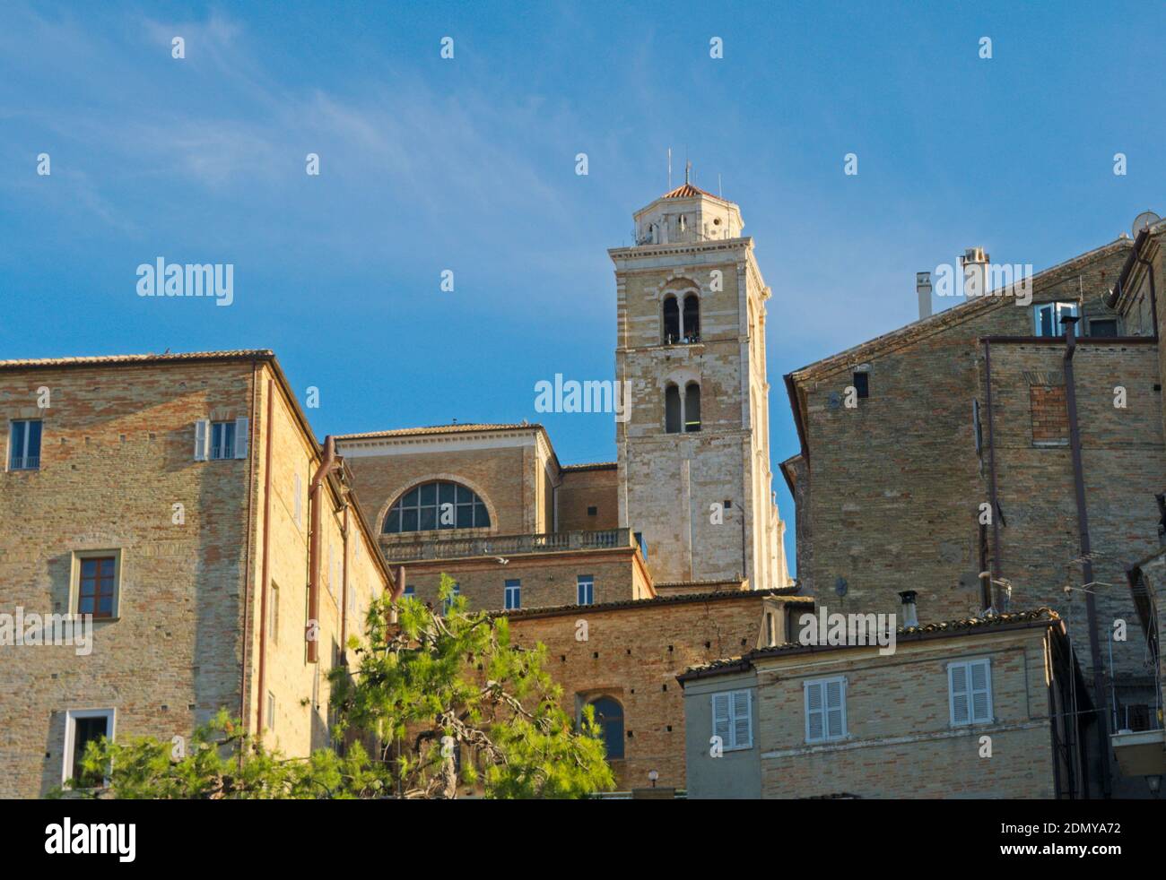 Alte Gebäude und der Glockenturm der Kathedrale in Fermo, Marken, Italien Stockfoto
