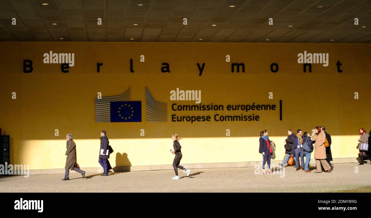 Belgien, Brüssel: Menschen, die am Berlaymont-Gebäude, dem Sitz der Europäischen Kommission, vorbeigehen Stockfoto