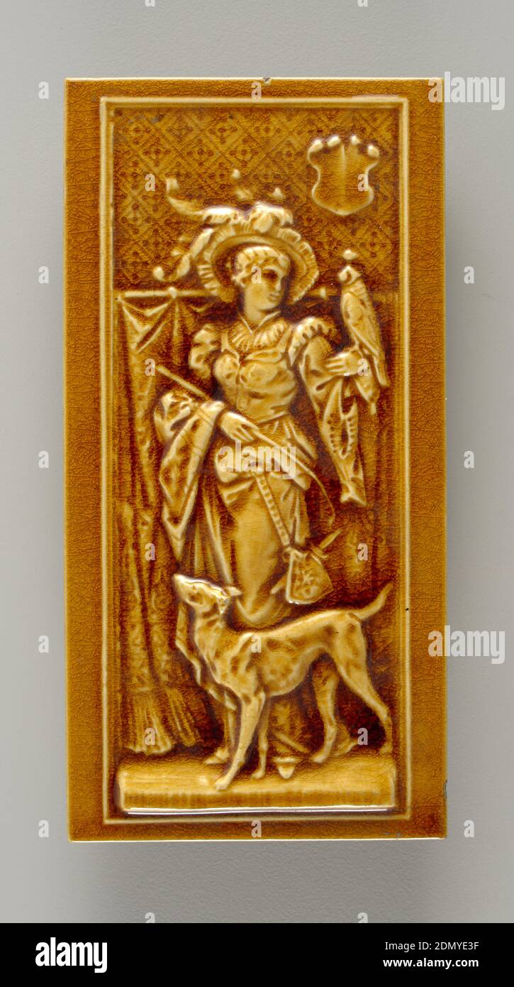 Fliese, Hamilton Tile Works Co., gegründet 1884, A. Metzner, gegossen, geschnitzt und glasiert Steinzeug, rechteckige Formfliesen mit hoher Reliefgrenze um weibliche Figur in Renaissance-Kostüm, hält Falken am Arm und mit Jagdhund an den Füßen.Figur steht vor drapierten Wand. Dicke transparente Ockerglasur erzeugt Lichter und Schatten um Reliefdetails., Hamilton, Ohio, USA, 1883–96, Fliesen, Dekorative Künste, Fliesen Stockfoto