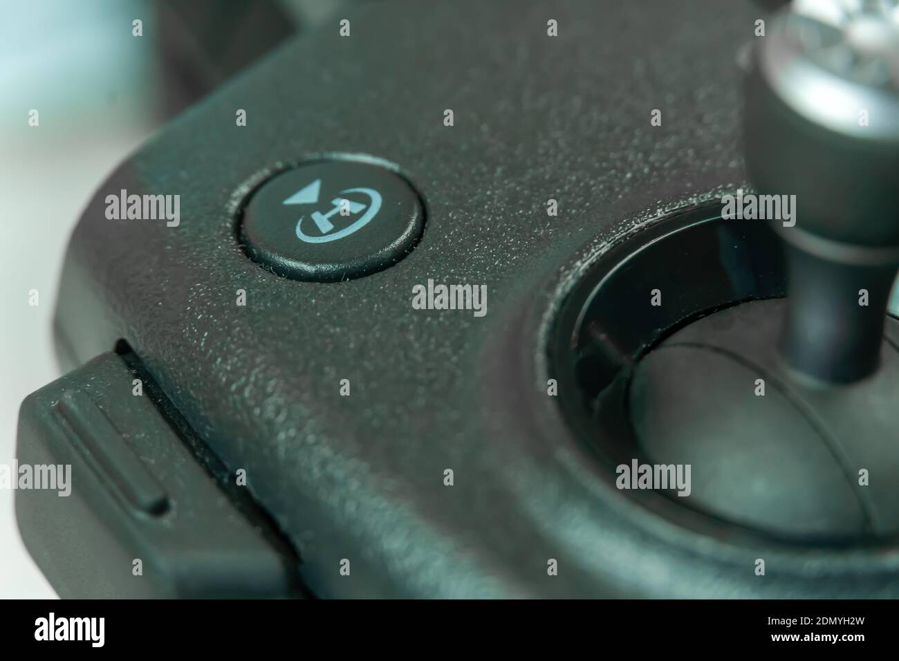 A man's hand presses the home button on the remote control of the drone. Home. Stockfoto