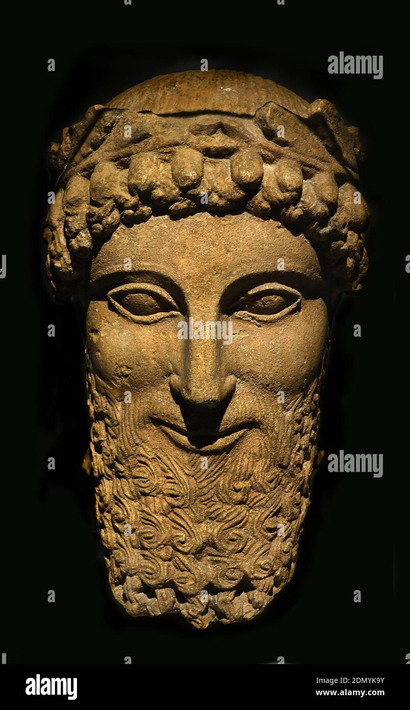 Zypriotischer Kopf 470-460 ( griechisches Lächeln und persischer Bart ) Athienou Zypern Griechenland ( Kranz der Eichenblätter (Priester des Zeus?) Stockfoto