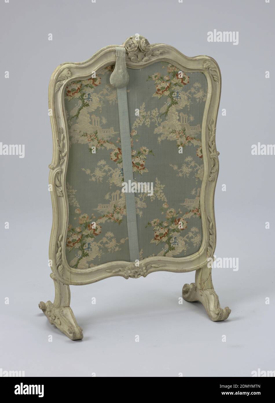Feuerschutzwand mit Schiebeplatte, geschnitztes und bemaltes Holz; Seide, a) Vertikal konturierter Rahmen, grau lackiert, umschließende (b) seidenverdeckte Schiebeplatte. Rahmen (A) hat geformte Kanten, zwei Rosen mit Blättern oben Mitte auf beiden Seiten geschnitzt; Laub und Schriftrollen auf den Seiten; Blumen, Laub und Schriftrollen in der Mitte unten und an den Seiten der gerollten Kreuz Füße. Schiebeplatte (b) mit Blumen-und Ruine gemusterten Seide auf blauem Boden bedeckt, hat konturierte Oberseite und gewichtete ziehen auf blaue Seidenschnur. Panel betritt Rahmen durch Schlitz an der Oberseite des Rahmens., Frankreich, 1750–60, Möbel, Dekorative Künste, Feuerschutz mit Schiebe Stockfoto