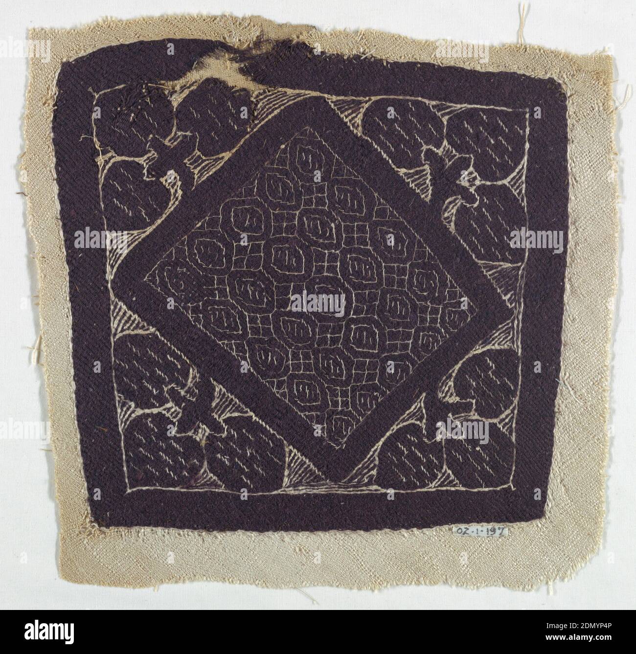 Fragment, Medium: Kettstoff; S-gesponnene Wäsche. Schussstoffe; S-gesponnenes Leinen, S-gesponnene Wolle, Quadrat in einem Diamanten. Innenquadrat gefüllt mit geometrischem Muster. Außenrahmen mit Trefoil-Blättern., 4.–5. Jahrhundert, gewebte Textilien, Fragment Stockfoto