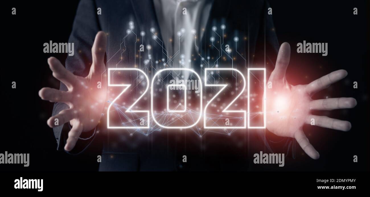 2021 Geschäft in futuristischem Technologiekonzept, hält Business man das 2021 neue yewar Zeichen mit 5g Drahtmodell der Verbindung Gemeinschaft in futuristischen t Stockfoto