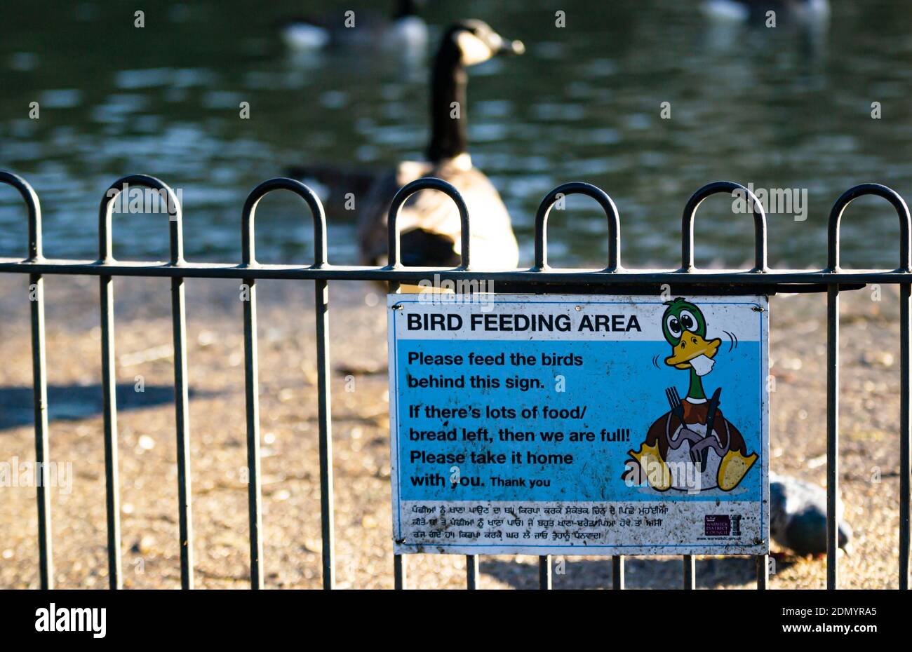 Schild „Vogelftterungsbereich“ am Teich Stockfoto
