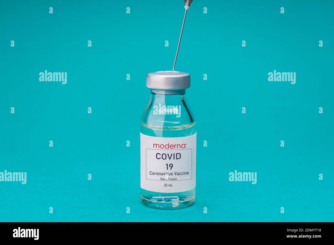 Izmir, Türkei - Februar 21 2021: Coronavirus-Impfstoff-Konzept und Hintergrund. Impfspritzen von Moderna isoliert auf weißem Hintergrund. Covid-19 Stockfoto
