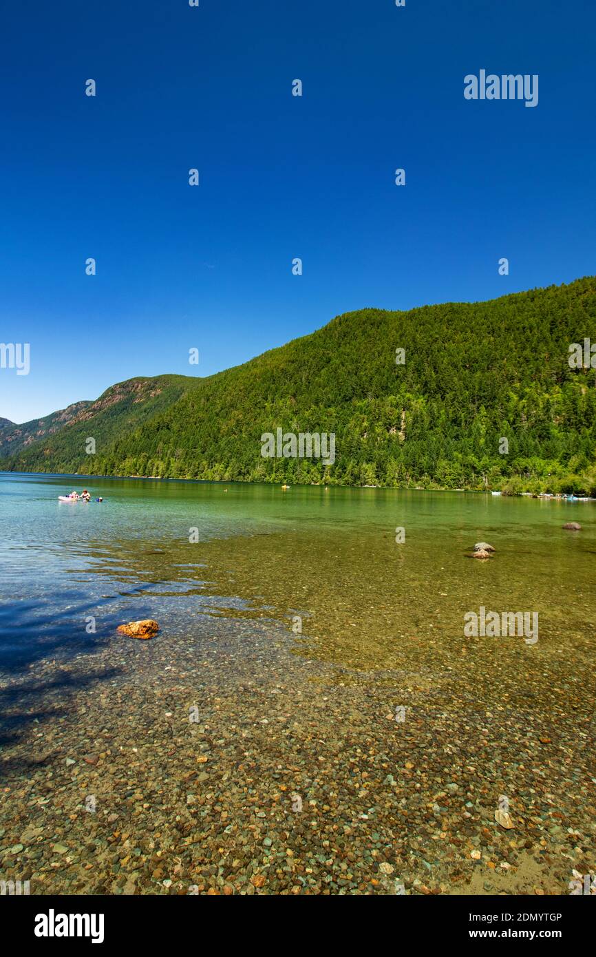 Sehen Sie durch die Gewässer des Lake Cameron, Vancouver Island, BC. Atemberaubende Landschaft von British Columbia. Vancouver Island liegt abseits des Festlandes und ist ric Stockfoto