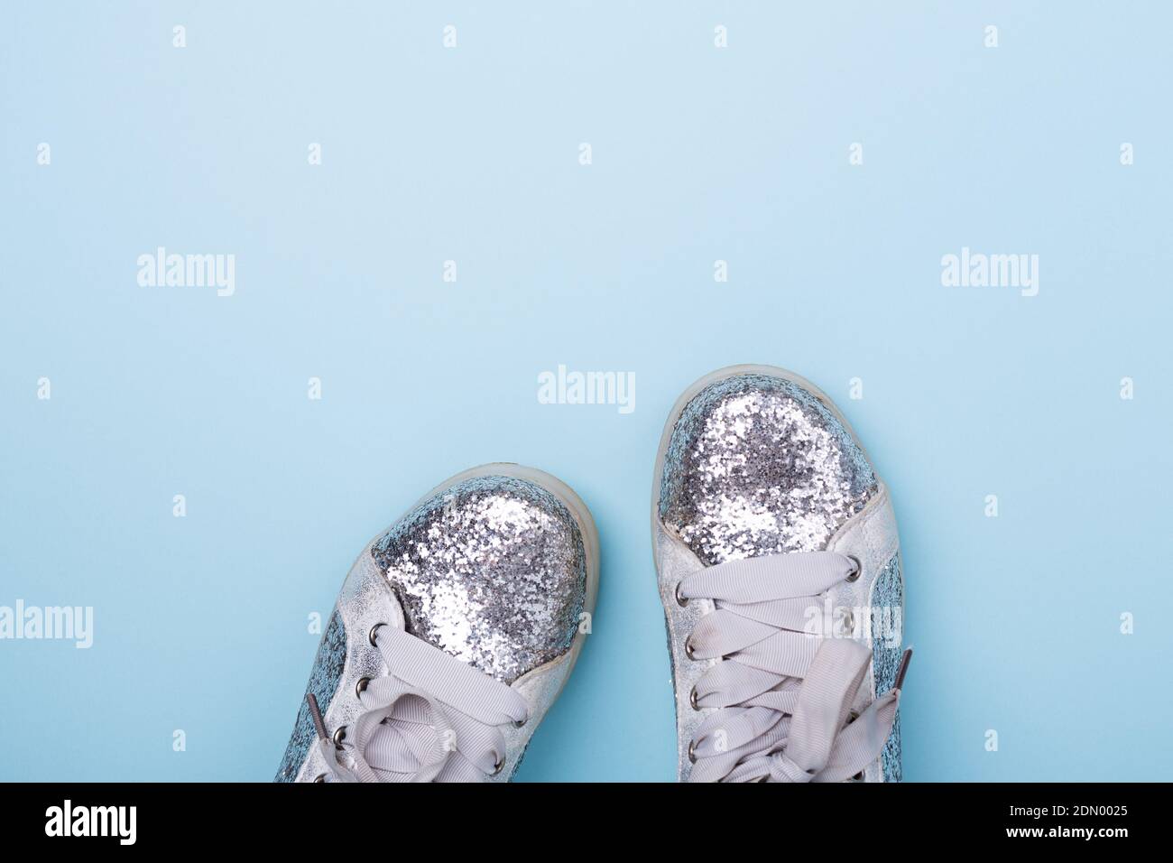 Stilvolle weibliche Frühjahr oder Herbst silberne Schuhe auf blauem Hintergrund. Beauty- und Modekonzept. Flach liegend, Draufsicht - Bild Stockfoto