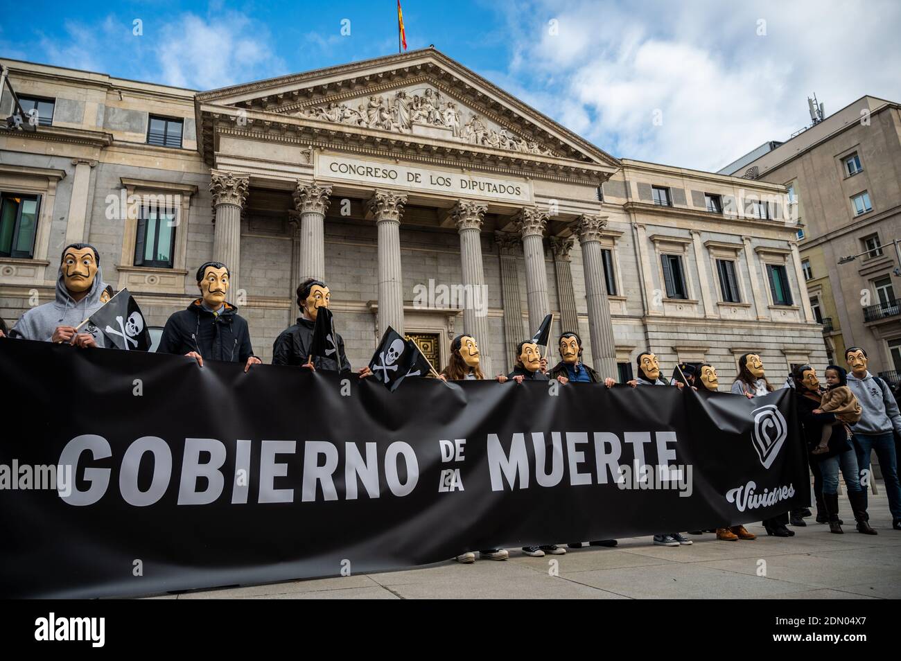 Madrid, Spanien. Dezember 2020. Demonstranten, die Gesichtsmasken von Dali tragen und ein Transparent mit der Aufschrift "Regierung des Todes" während einer Demonstration gegen Euthanasie vor dem spanischen Parlament tragen, da erwartet wird, dass heute ein Gesetz zur Regelung der Euthanasie verabschiedet wird. Der Protest wurde von der Katholischen Rechtsanwaltskammer und der rechtsextremen Partei VOX unterstützt. Quelle: Marcos del Mazo/Alamy Live News Stockfoto