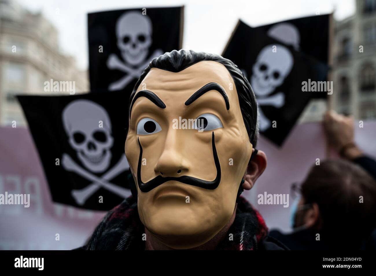 Madrid, Spanien. Dezember 2020. Ein Protestler mit einer Gesichtsmaske von Dali während einer Demonstration gegen Euthanasie vor dem spanischen Parlament, da erwartet wird, dass heute ein Gesetz zur Regelung der Euthanasie verabschiedet wird. Der Protest wurde von der Katholischen Rechtsanwaltskammer und der rechtsextremen Partei VOX unterstützt. Quelle: Marcos del Mazo/Alamy Live News Stockfoto