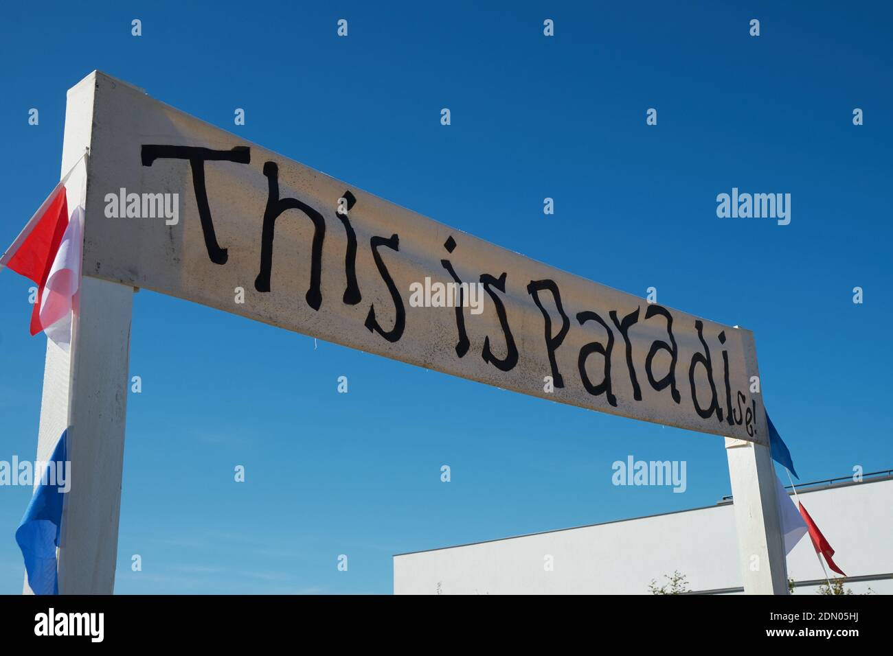 'This is Paradise' Zeichen beim Goodwood Revival 2019 Stockfoto