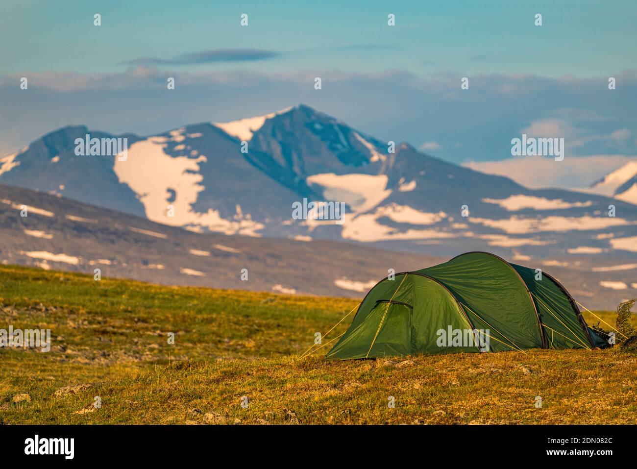 Zelt mit Sarek Nationalpark hohe Berge im Hintergrund, Wandern entlang der Kingstrail im Stora sjöfallet Nationalpark im Sommer, Schwedisch La Stockfoto