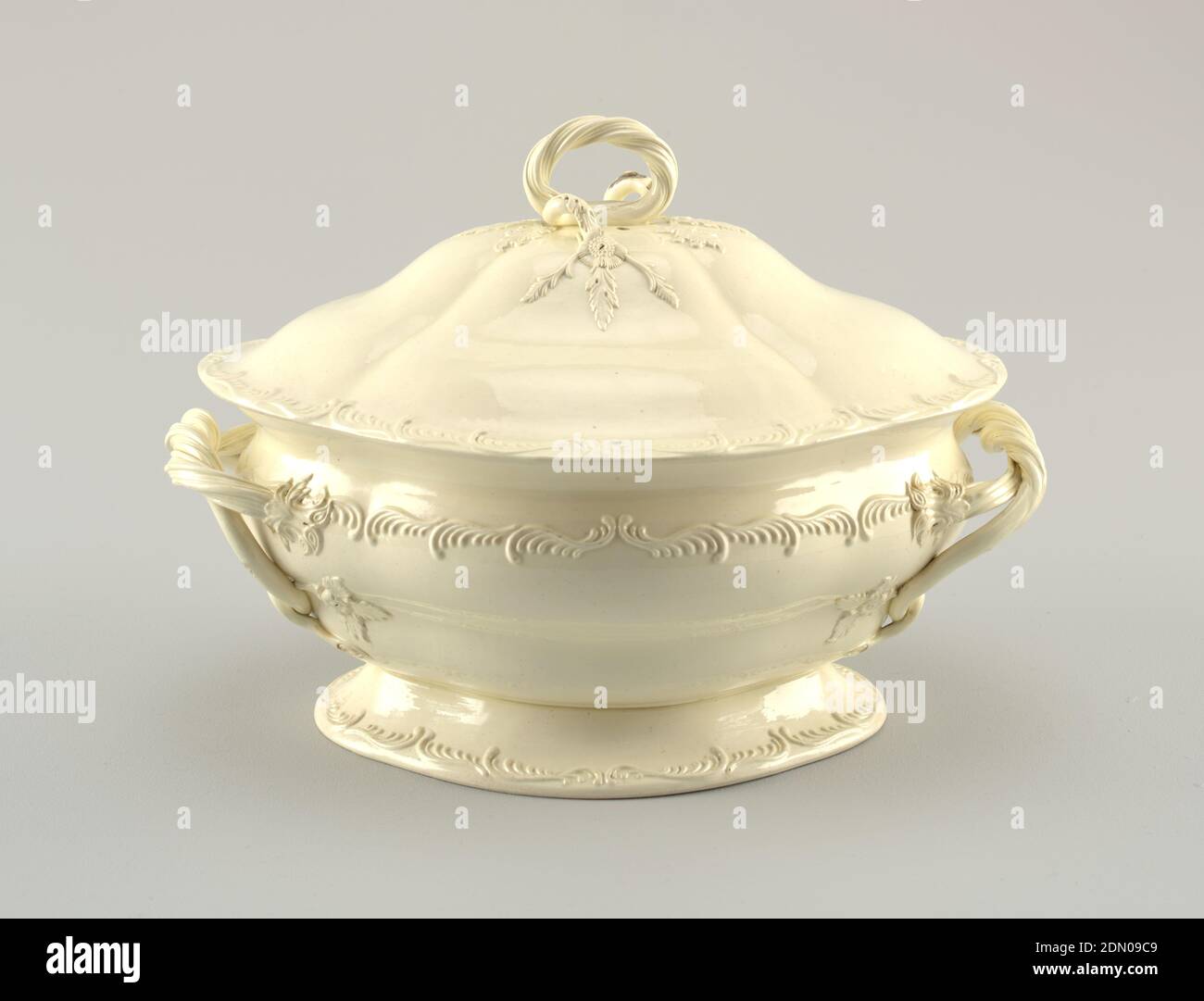Terrine mit Deckel, bleiglasierte Steinware („Cremeware“), elliptisch im Umriss, mit Ogee-Seiten, verdrehten Schlaufengriffen und einem hohen Fuß. Erhöhte Dekoration von plumrose Schriftrollen. Cover hat ähnliche Dekoration und einen verdrehten Griff, der in erhöhten Blättern und einer floralen Rosette endet., Leeds, England, Ende des 18. Jahrhunderts, Keramik, Dekorative Kunst, Terrine mit Cover Stockfoto