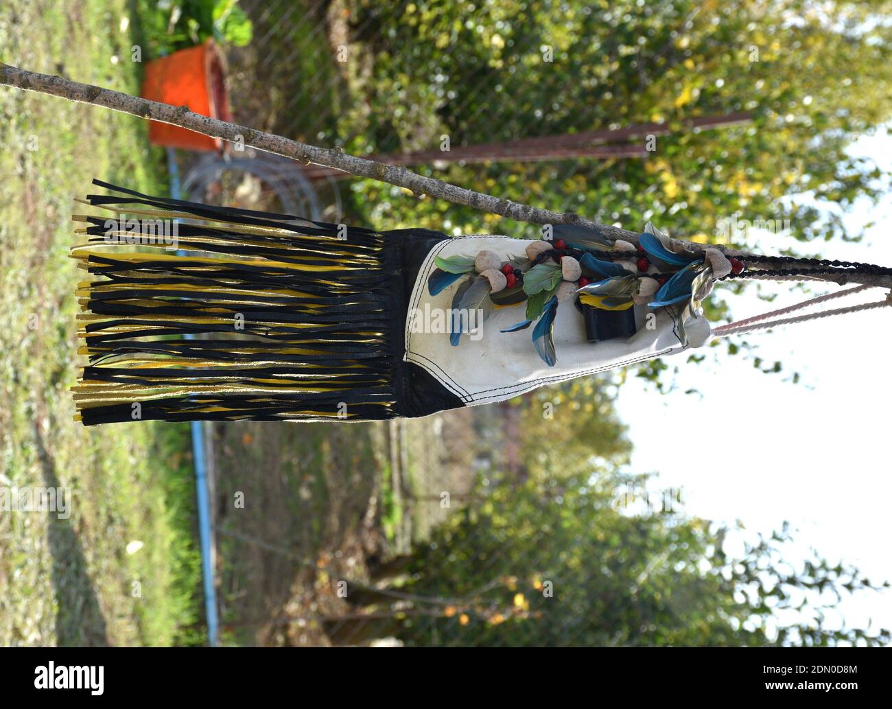 Beutel mit Tabak und Zeder im Temazcal anzubieten. Stockfoto