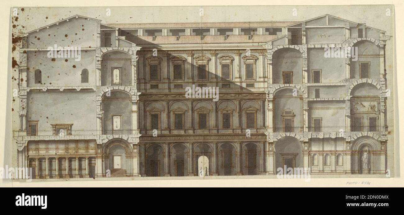 Abschnitt der Flügel und Erhebung einer Mauer am Hof, Palazzo Farnese, Rom, Stift und braune Tinte, Pinsel und grau, rote Wäsche, über schwarzer Kreide auf Papier, gefüttert, Abschnitt eines großen, dreistöckigen Gebäudes. Schnitt durch die mittlere Linie des Hofes, der Vorraum ist links. Die Höhe der südöstlichen Seite des Platzes und der Abschnitt des Haupt- und der hinteren Flügel sind dargestellt. Die Maße sind eingeschrieben., Frankreich, ca. 1750, Architektur, Zeichnung Stockfoto